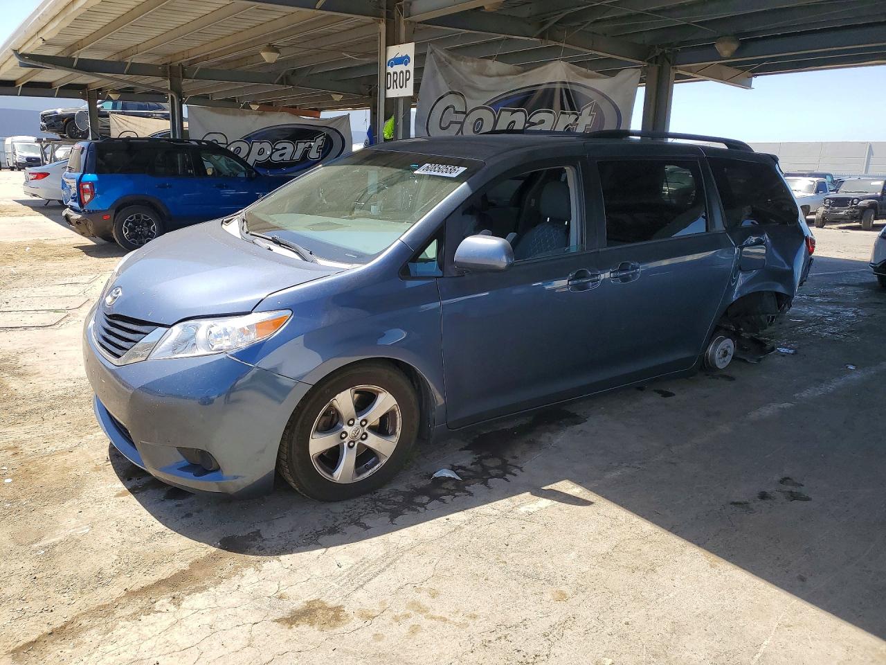 2015 TOYOTA SIENNA LE