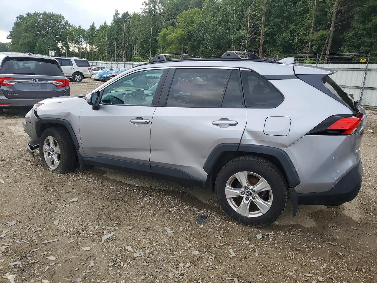 2020 TOYOTA RAV4 XLE — снимка 2