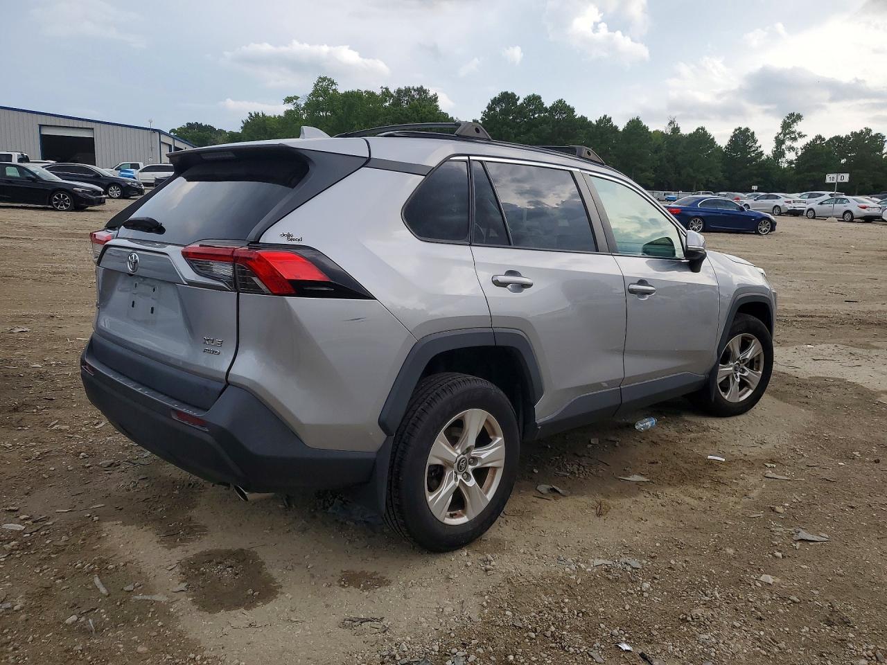 2020 TOYOTA RAV4 XLE — снимка 3