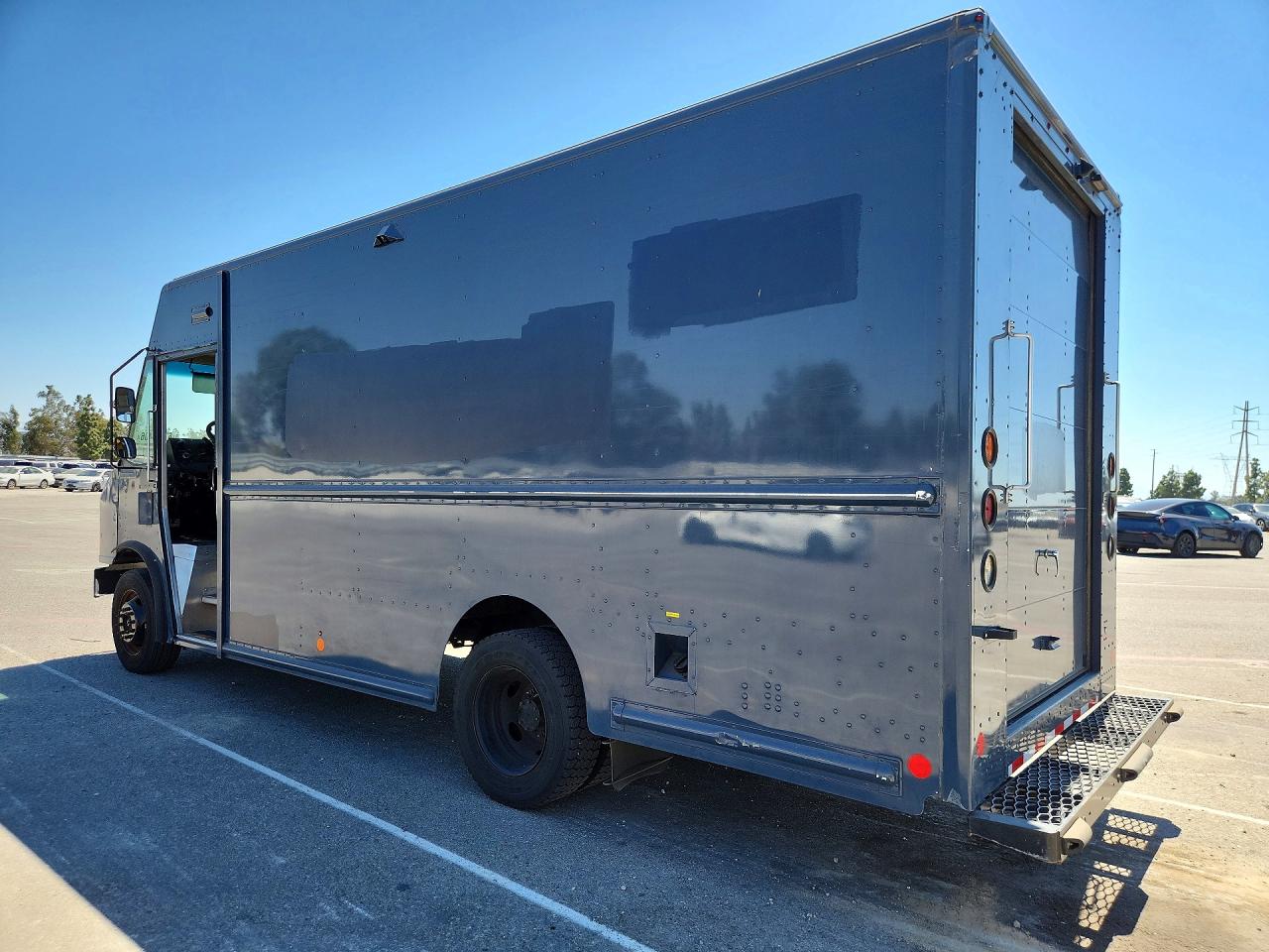 2020 FORD F59 — photo 2
