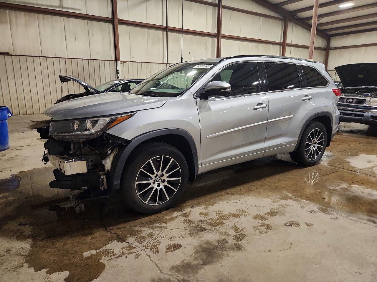 2017 TOYOTA HIGHLANDER SE