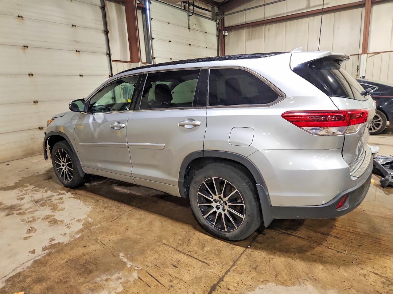 2017 TOYOTA HIGHLANDER SE — снимка 2