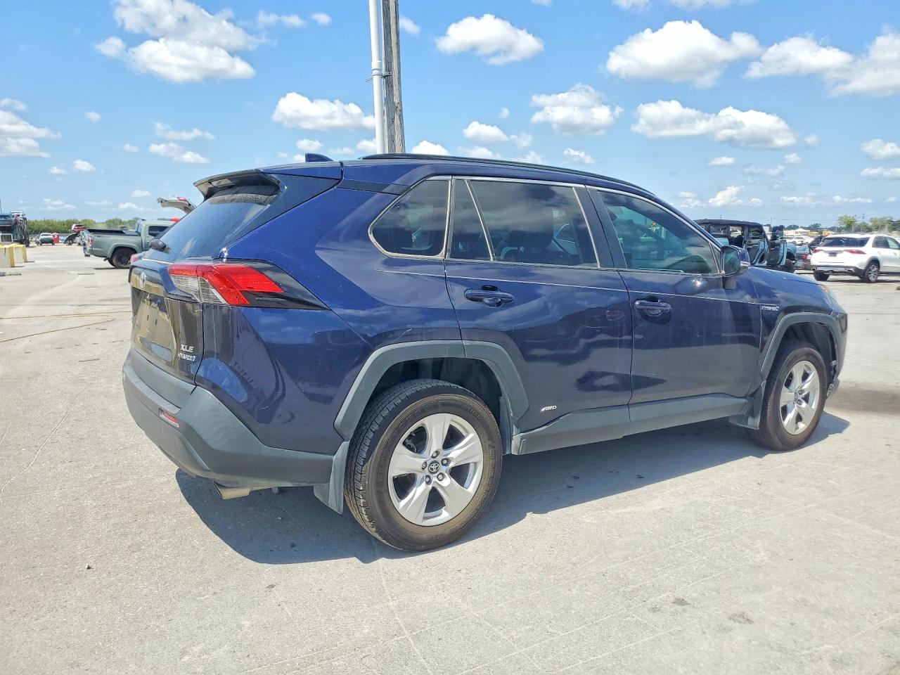 2020 TOYOTA RAV4 HYBRID XLE — снимка 3