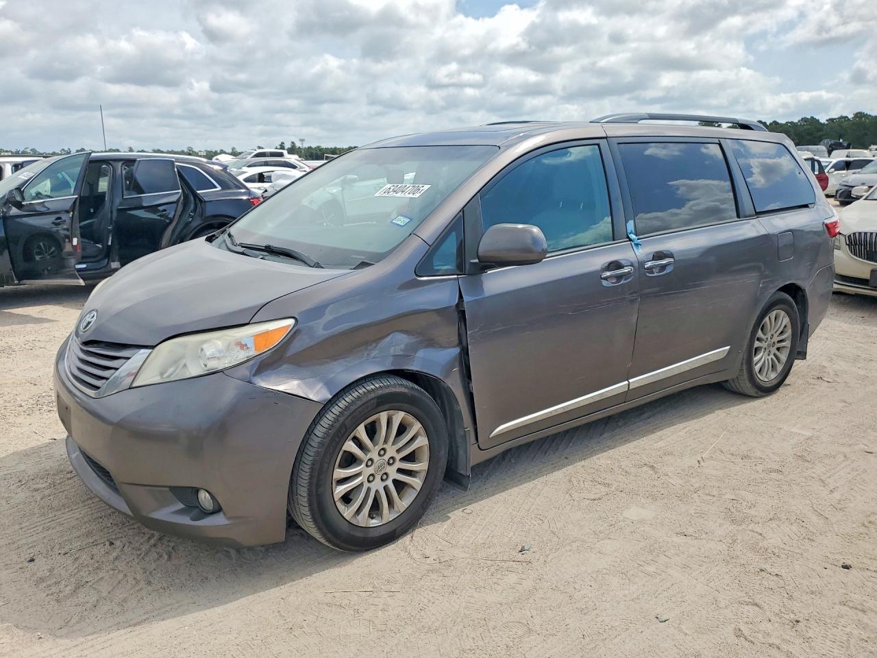 2016 TOYOTA SIENNA XLE PREMIUM 8-PASSENGER