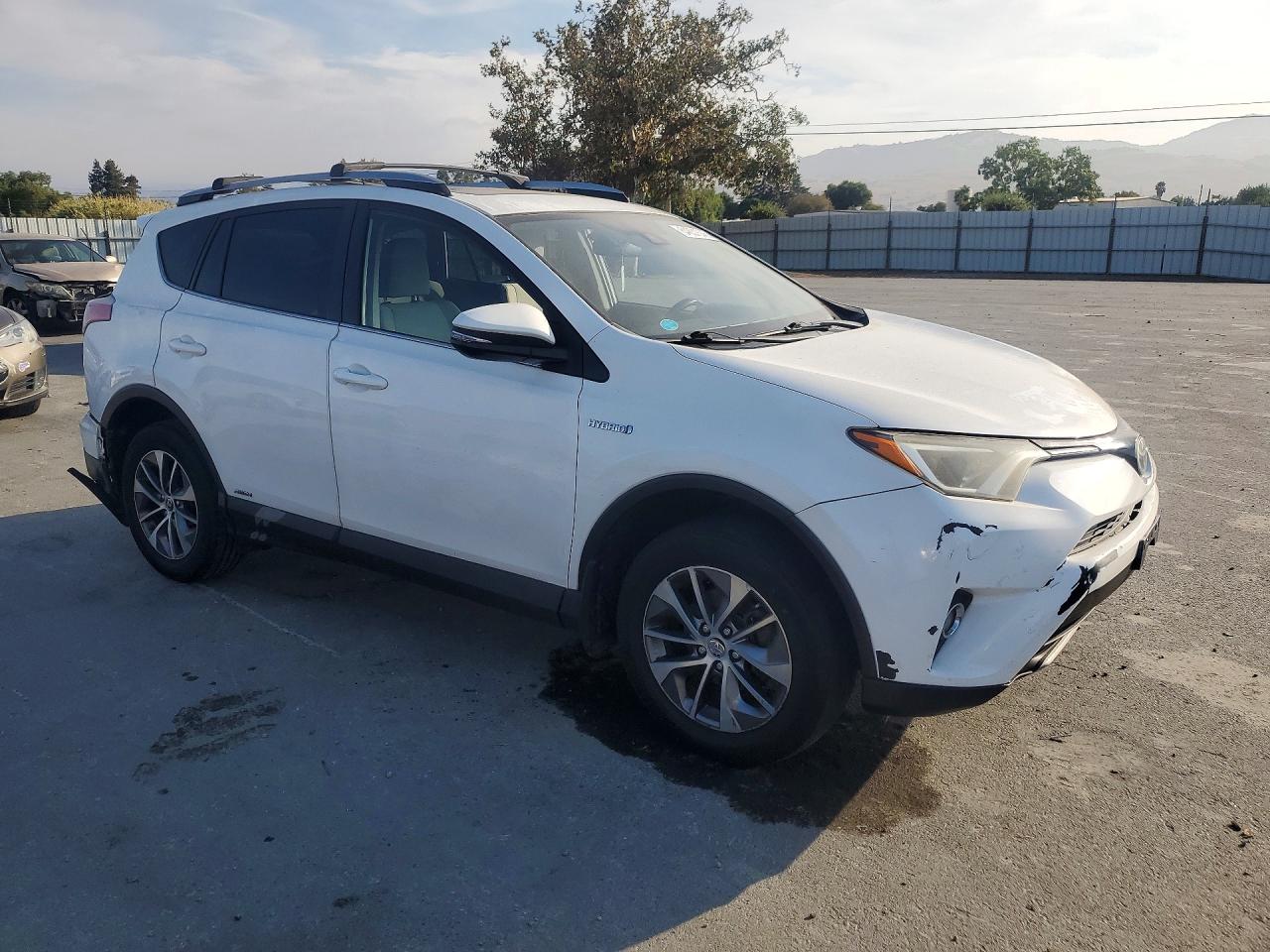 2017 TOYOTA RAV4 HYBRID XLE — снимка 4