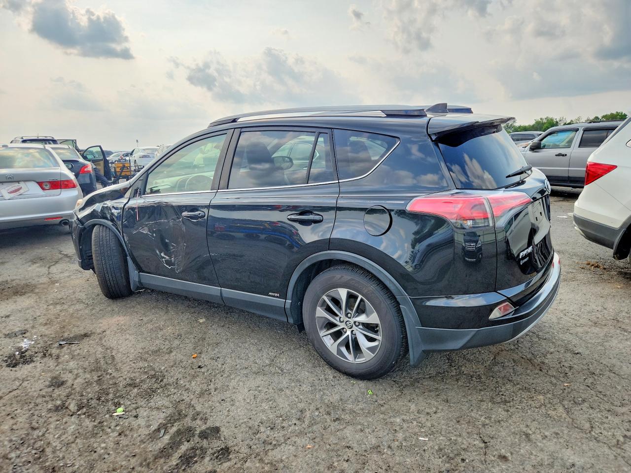2017 TOYOTA RAV4 HYBRID XLE — снимка 2