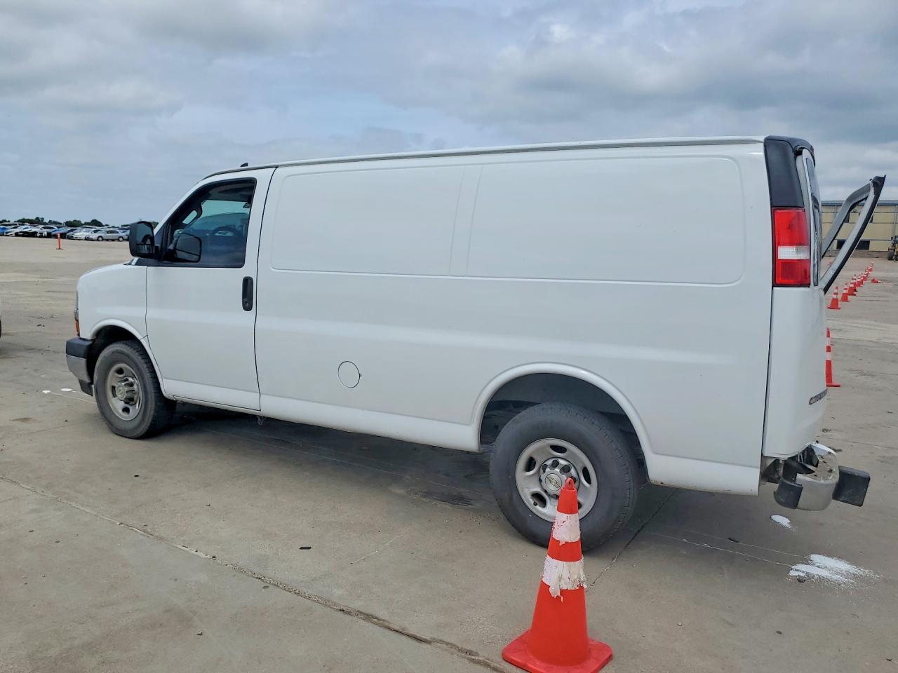 2020 CHEVROLET EXPRESS G2500 — снимка 2