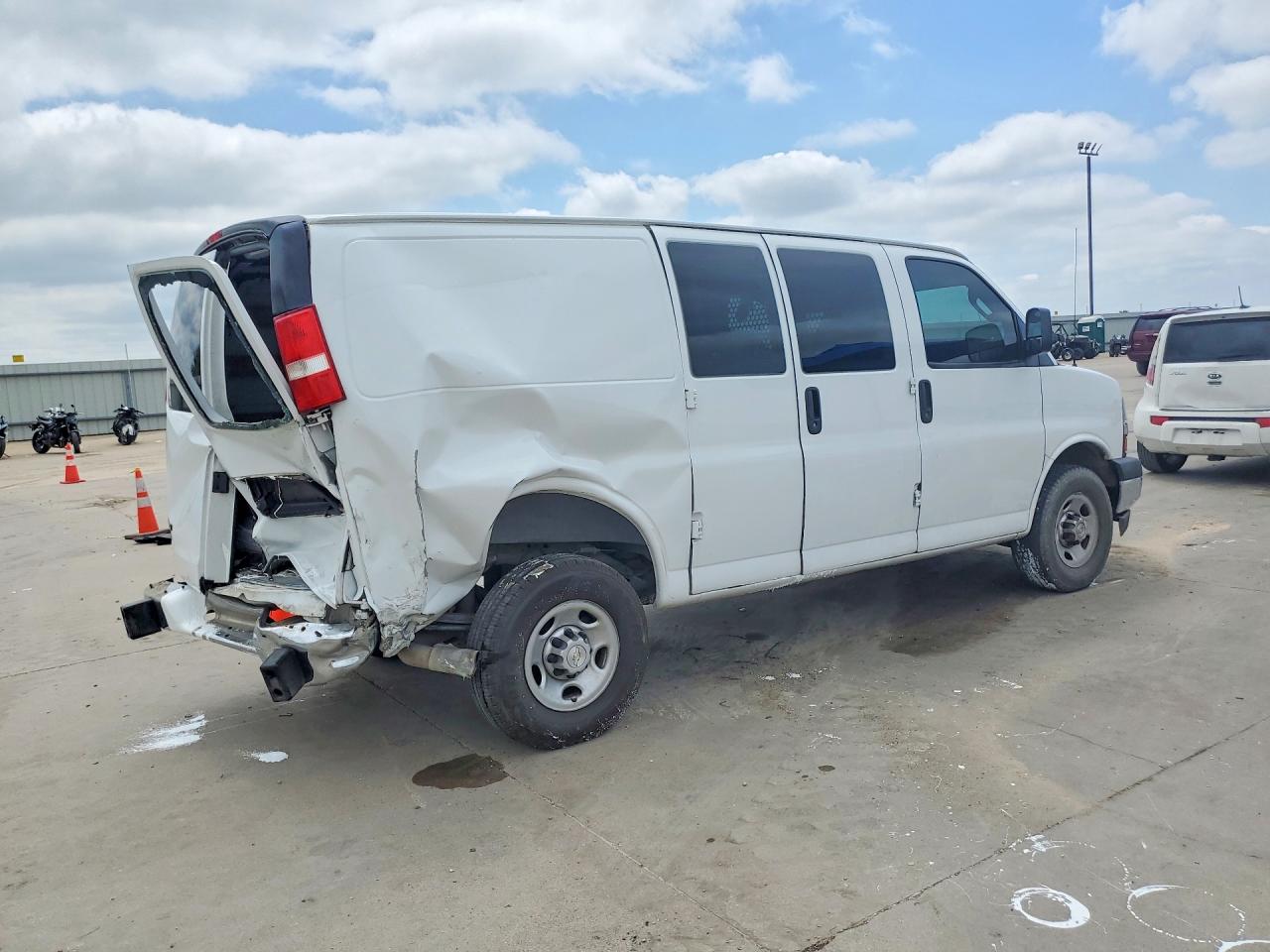 2020 CHEVROLET EXPRESS G2500 — снимка 3