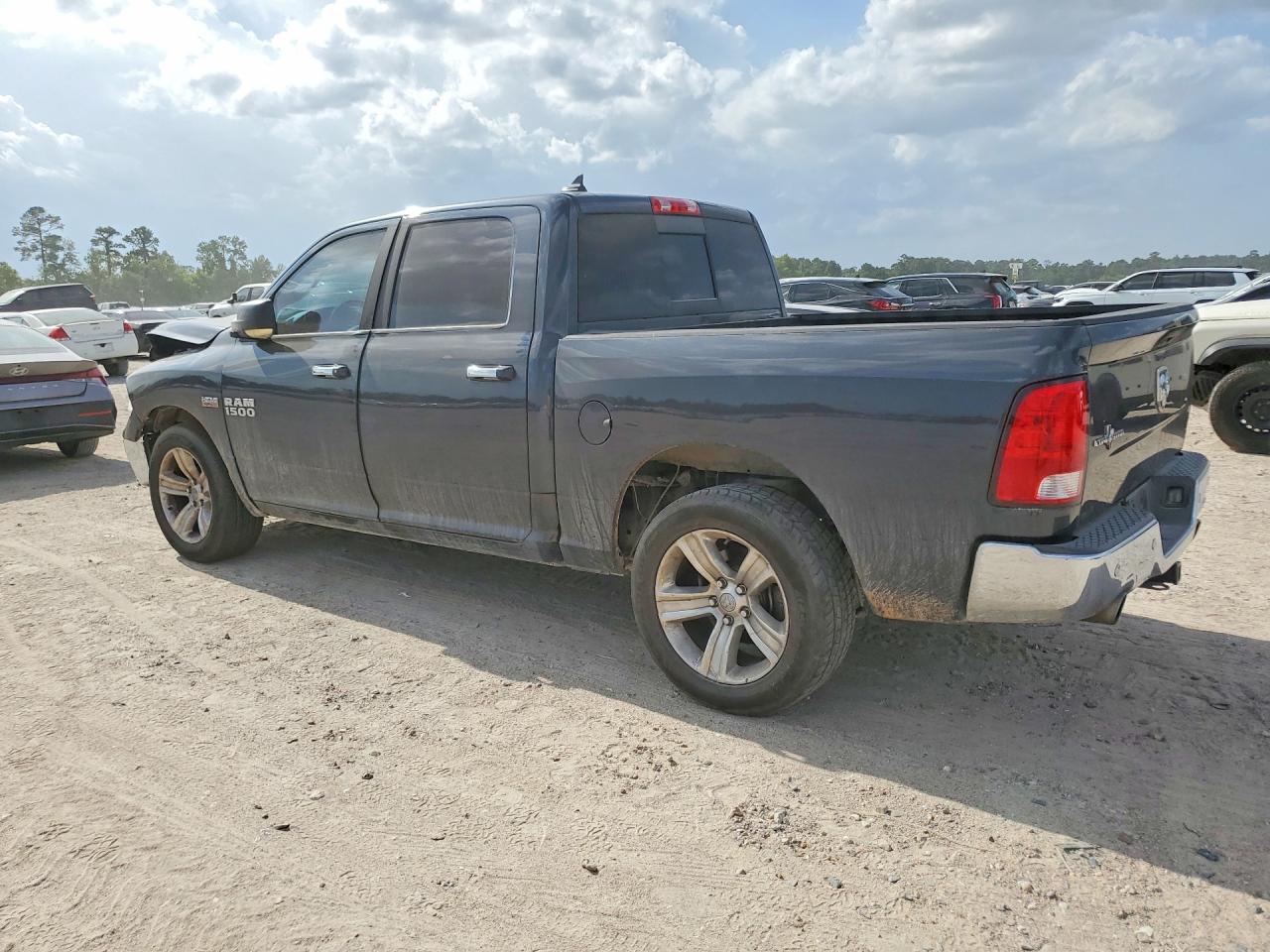 2016 RAM 1500 SLT — снимка 2