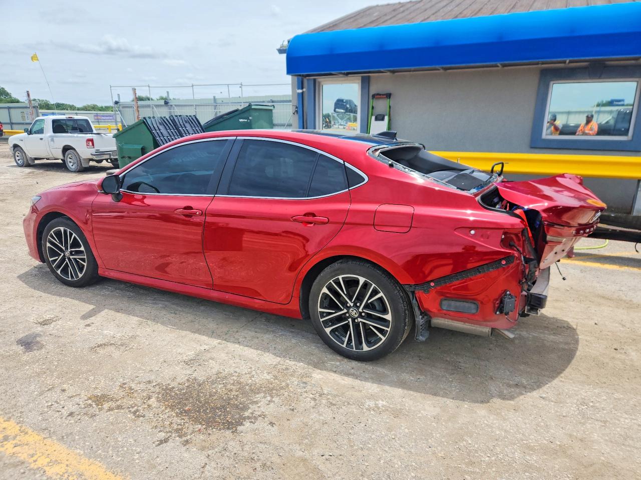 2025 TOYOTA CAMRY XLE — снимка 2