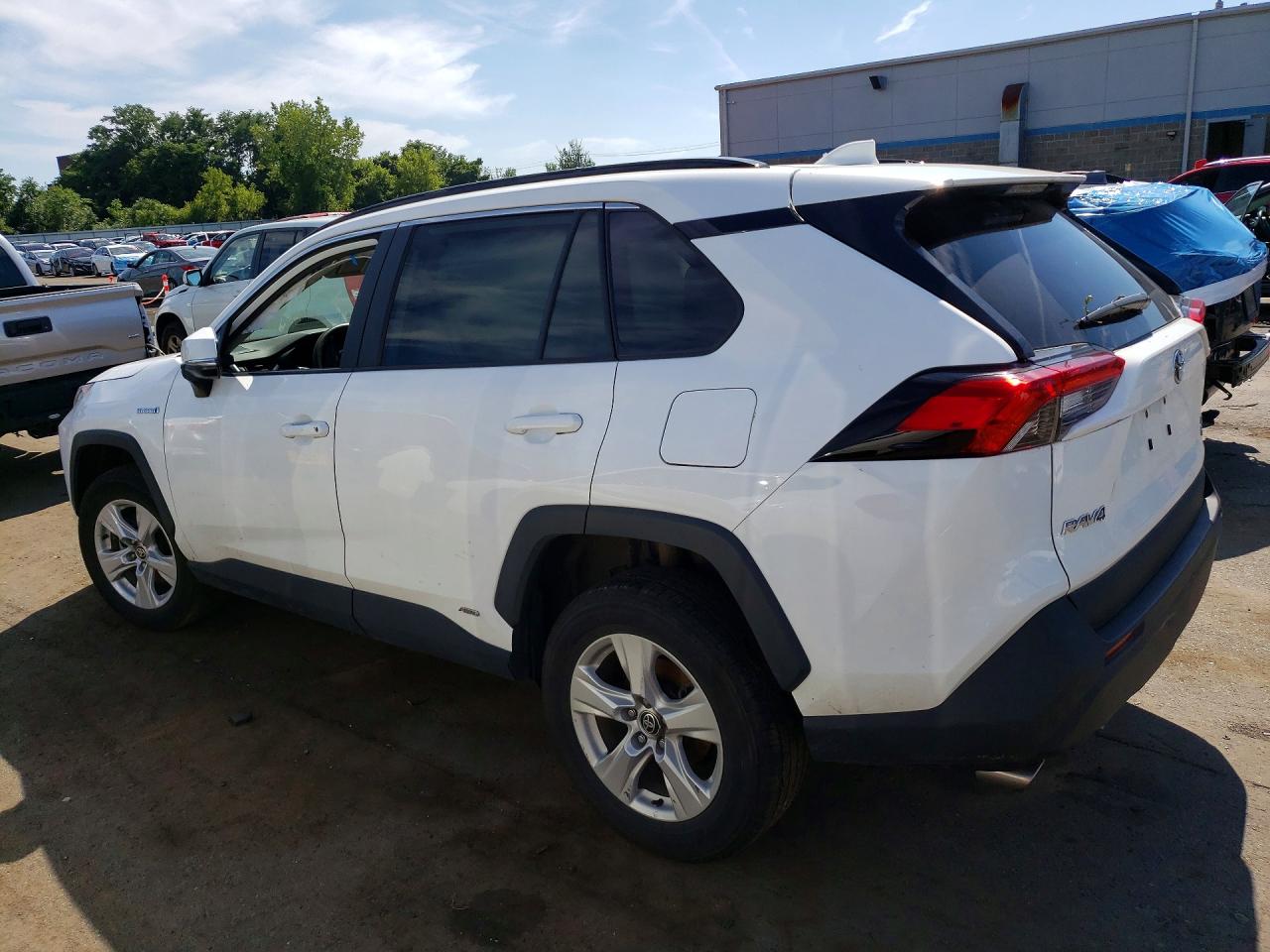 2021 TOYOTA RAV4 XLE — снимка 2