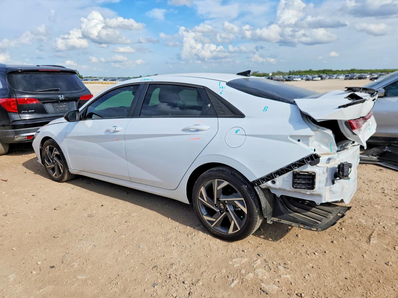 2025 HYUNDAI ELANTRA SEL SPORT — снимка 2