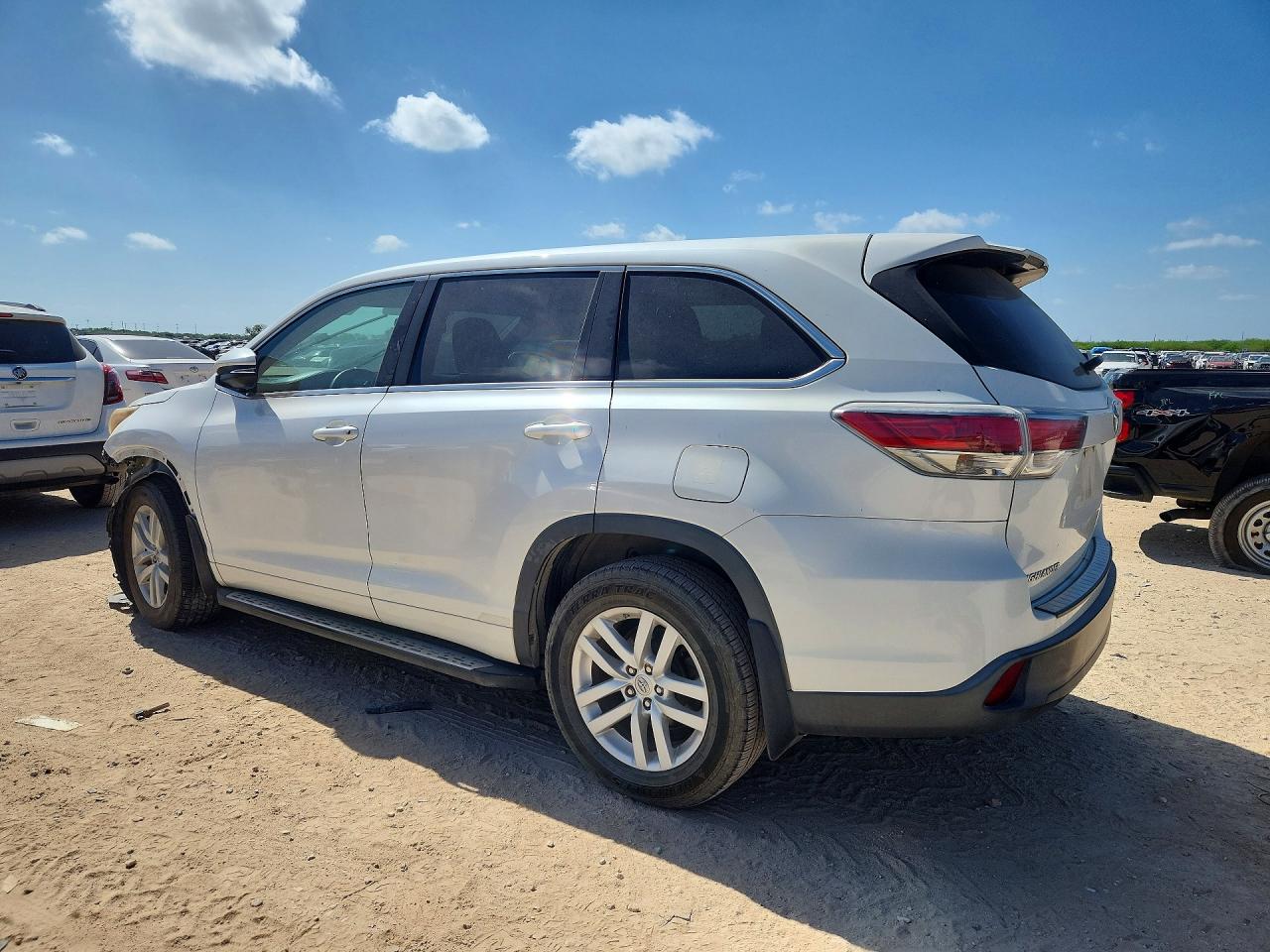 2015 TOYOTA HIGHLANDER LE — снимка 2