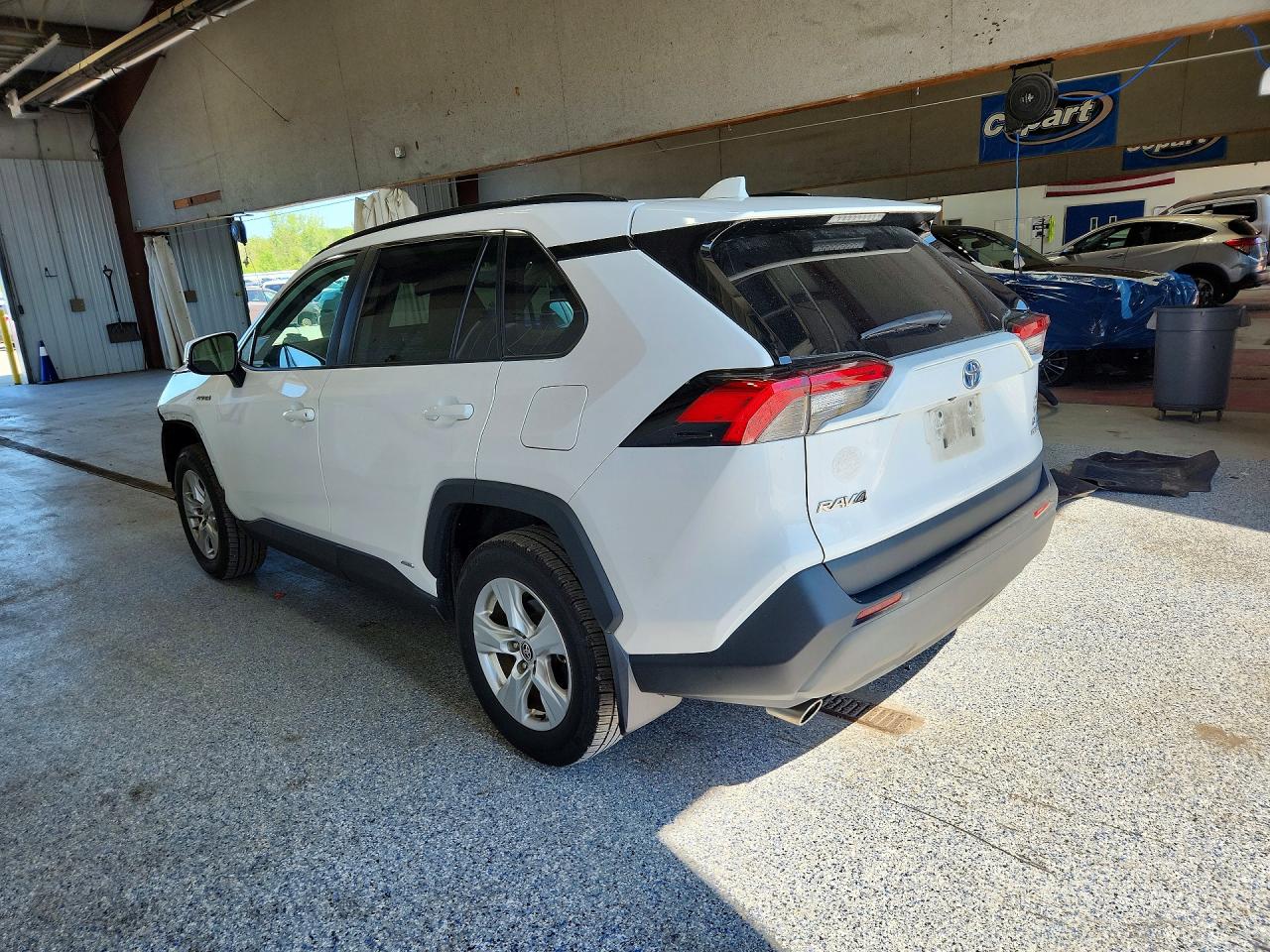 2021 TOYOTA RAV4 XLE — снимка 2