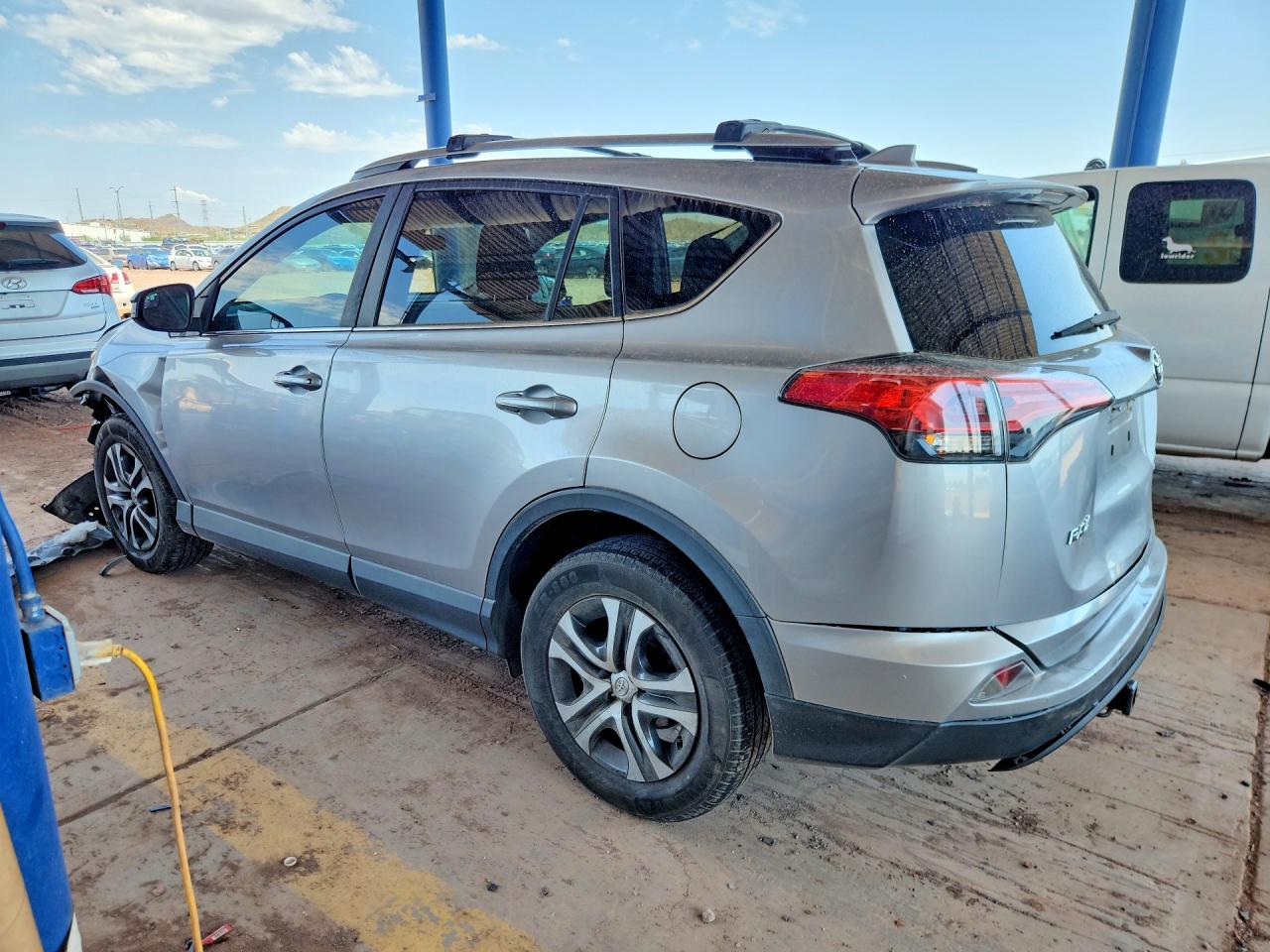2017 TOYOTA RAV4 LE — снимка 2