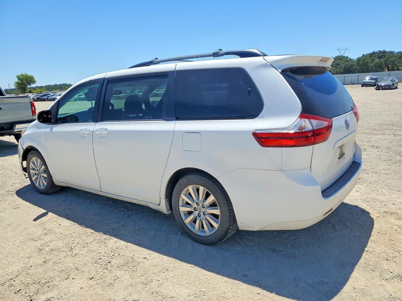 2015 TOYOTA SIENNA LE — снимка 2