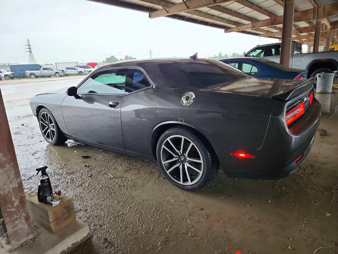 2022 DODGE CHALLENGER R/T — снимка 2