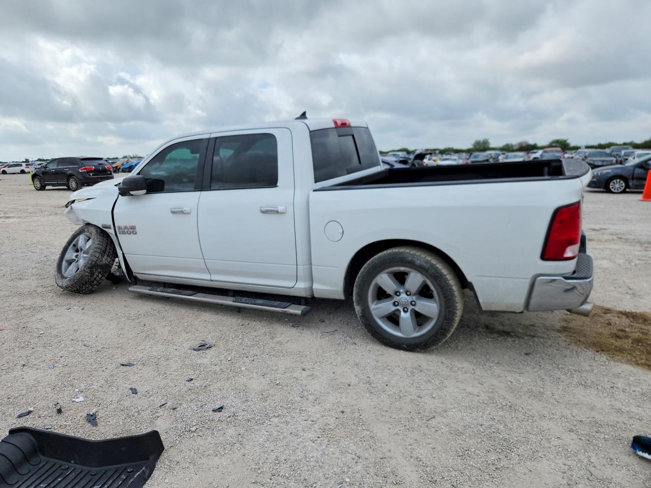 2017 RAM 1500 SLT — снимка 2