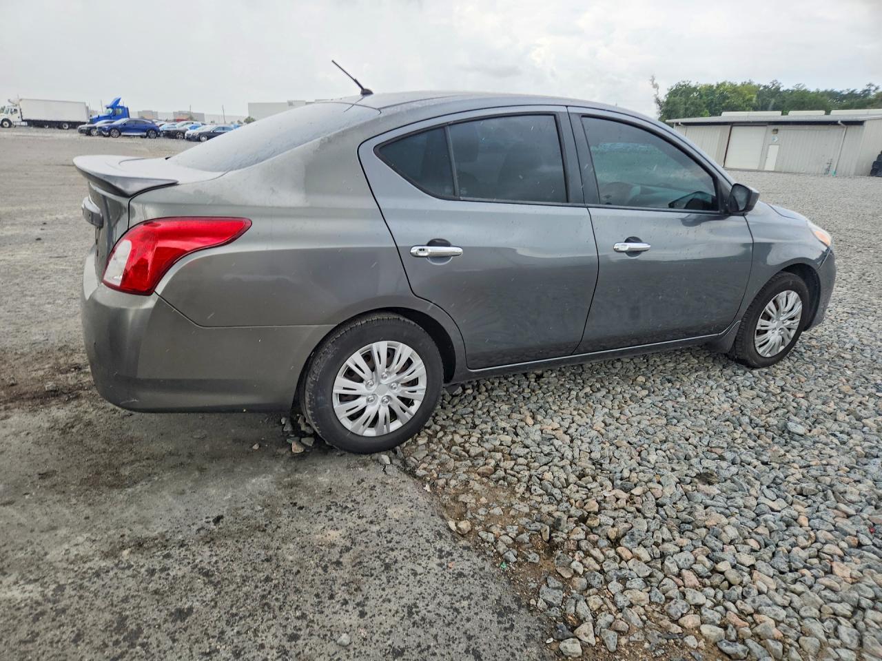 2017 NISSAN VERSA 1.6 SV — снимка 3