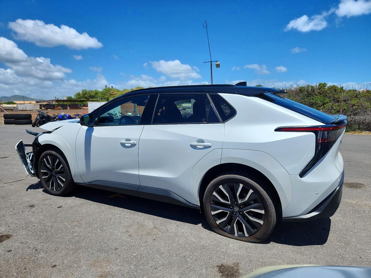 2026 TOYOTA BZ XLE — photo 2