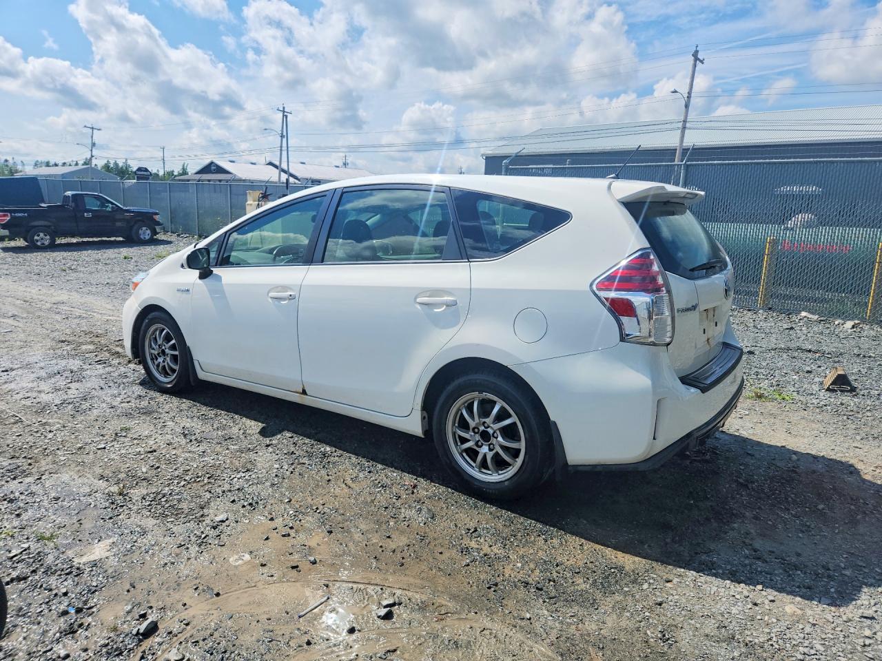 2017 TOYOTA PRIUS V TWO — снимка 2