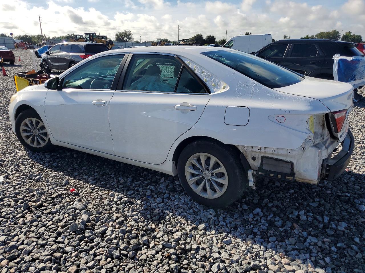2015 TOYOTA CAMRY LE — снимка 2