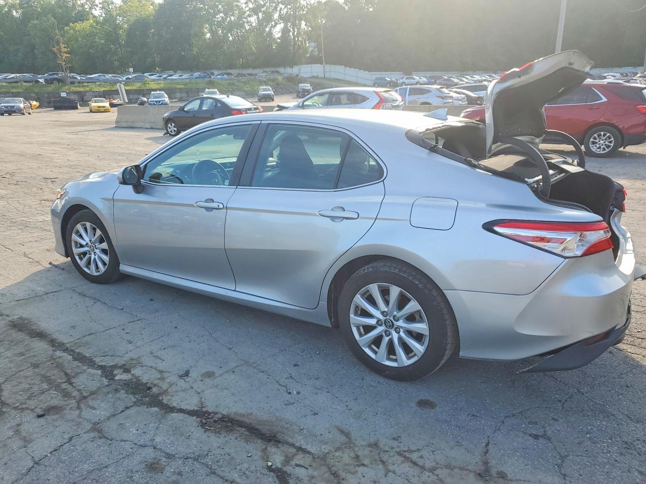 2019 TOYOTA CAMRY LE — снимка 2