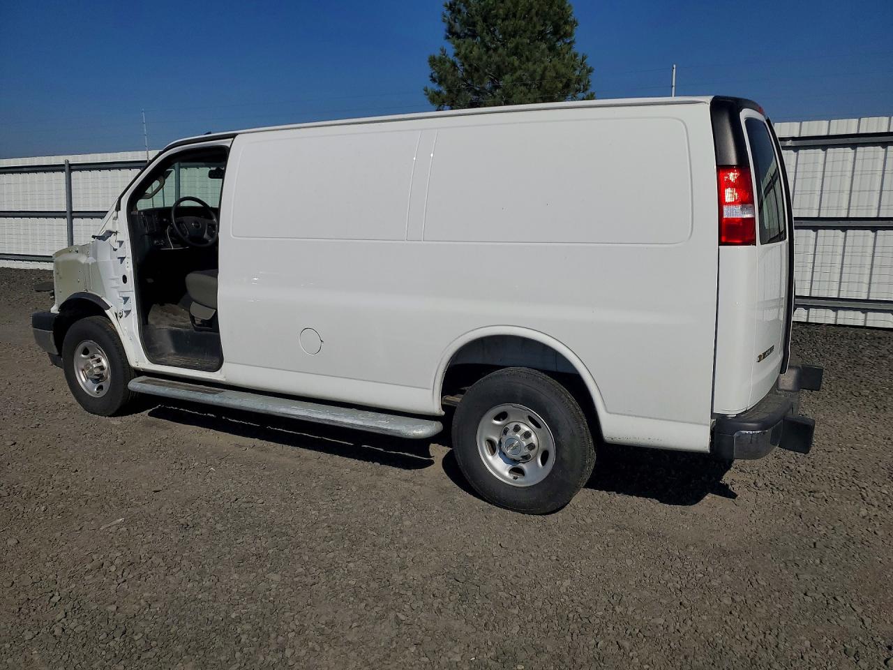 2025 CHEVROLET EXPRESS G2500 — снимка 2