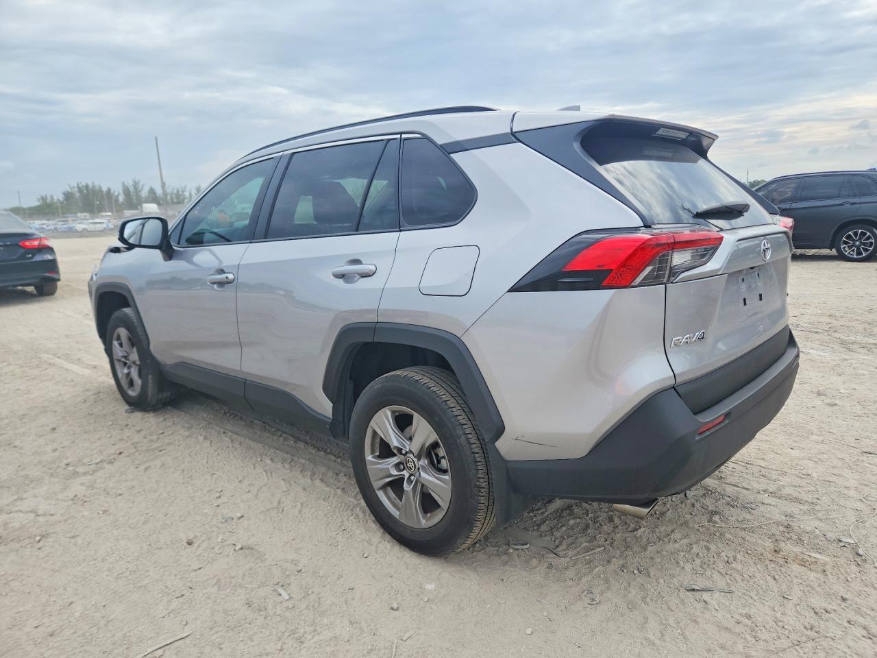 2024 TOYOTA RAV4 XLE — снимка 2