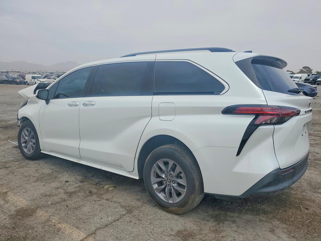 2022 TOYOTA SIENNA XLE — снимка 2
