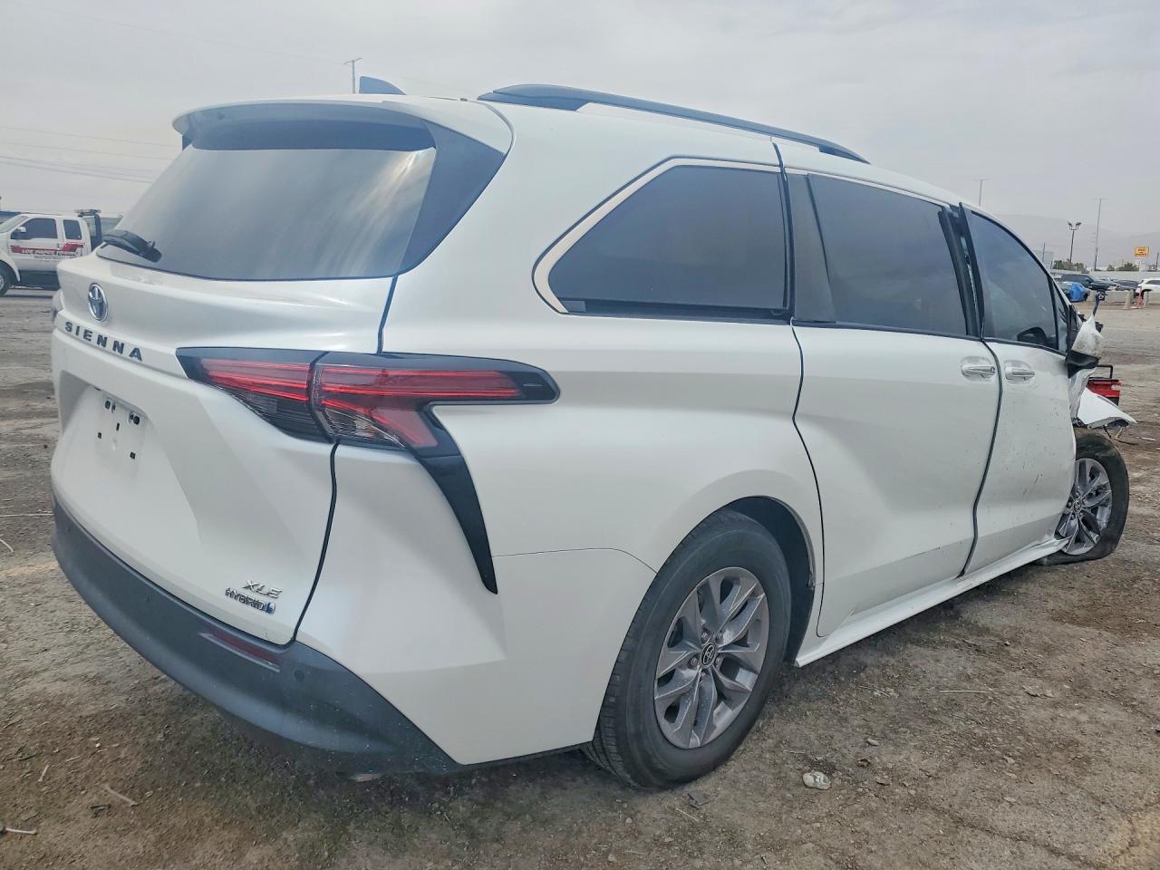 2022 TOYOTA SIENNA XLE — снимка 3