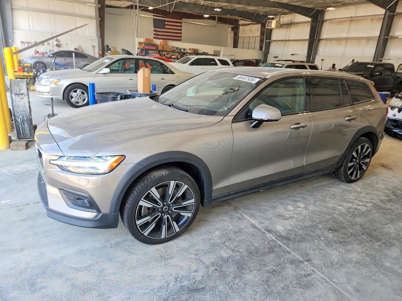 2020 VOLVO V60 CROSS COUNTRY T5 MOMENTUM