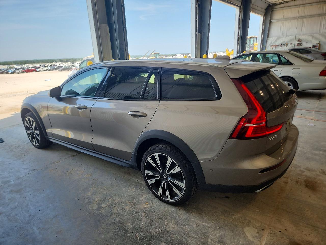 2020 VOLVO V60 CROSS COUNTRY T5 MOMENTUM — снимка 2
