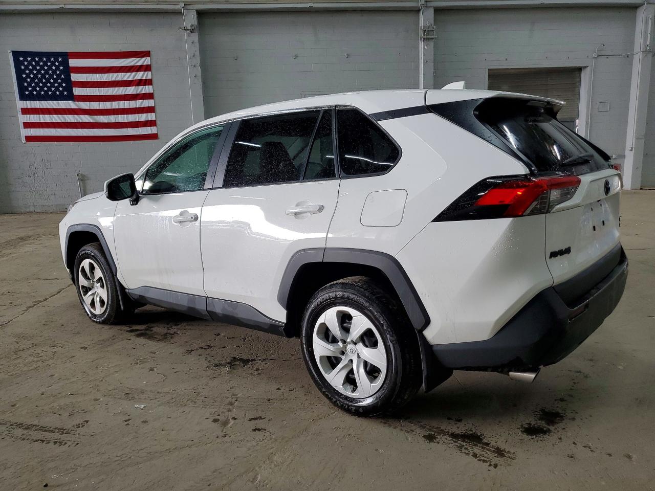 2025 TOYOTA RAV4 LE — снимка 2