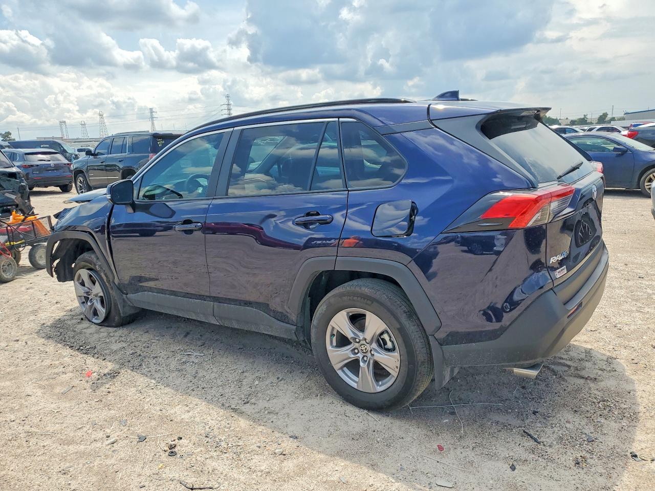 2025 TOYOTA RAV4 XLE — снимка 2
