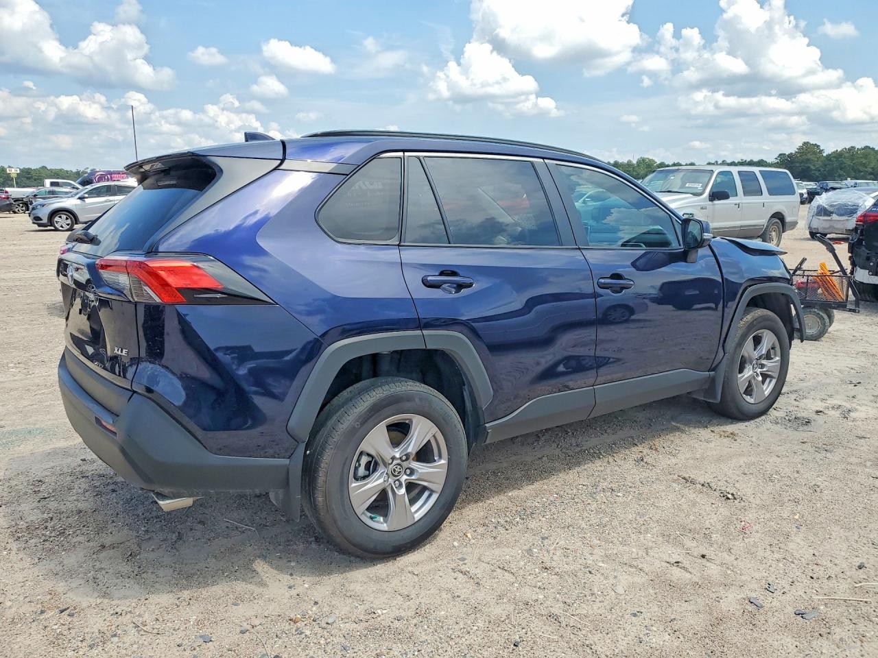 2025 TOYOTA RAV4 XLE — снимка 3