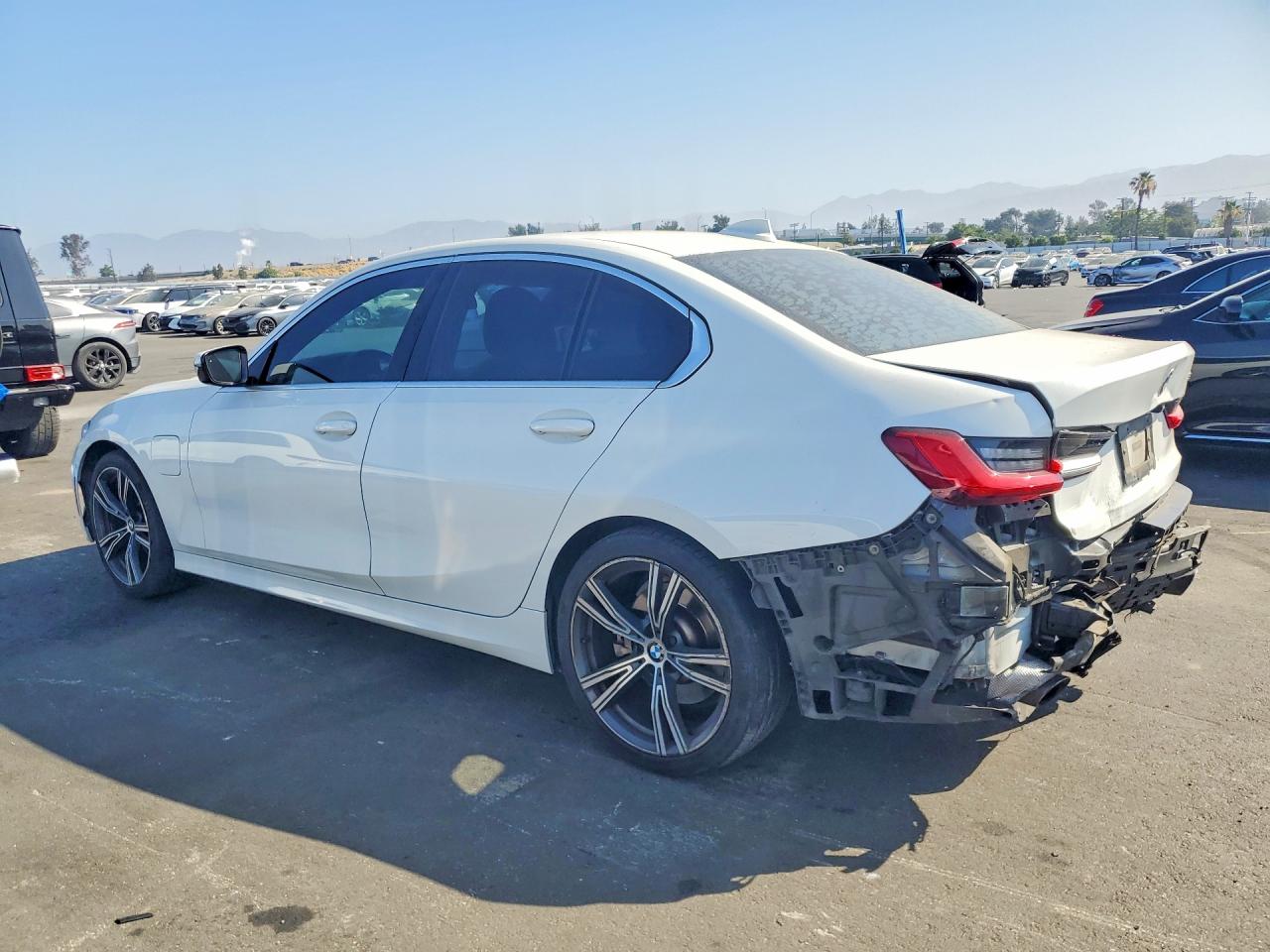 2021 BMW 330E — снимка 2
