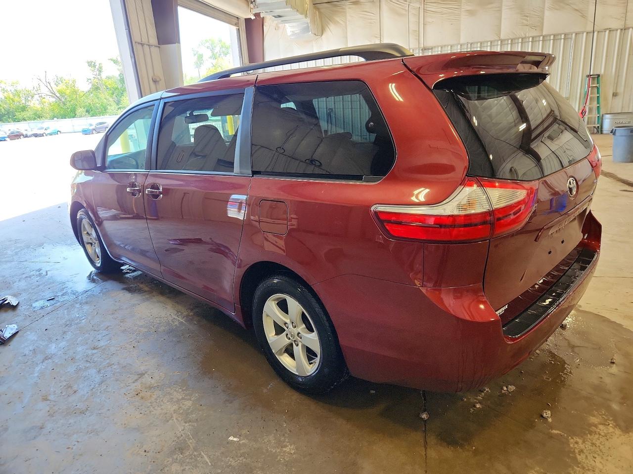 2017 TOYOTA SIENNA LE — снимка 2