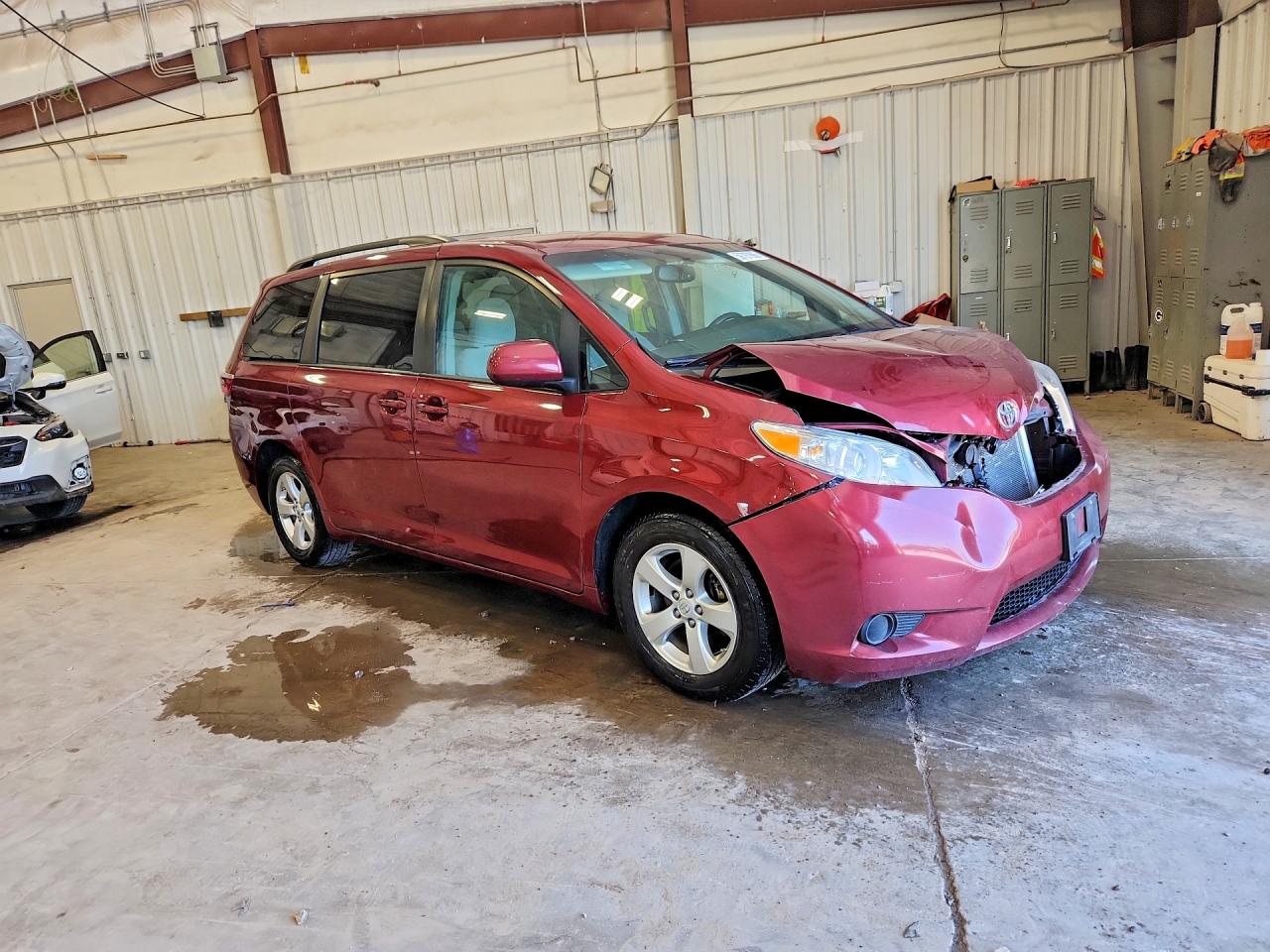 2017 TOYOTA SIENNA LE — снимка 4