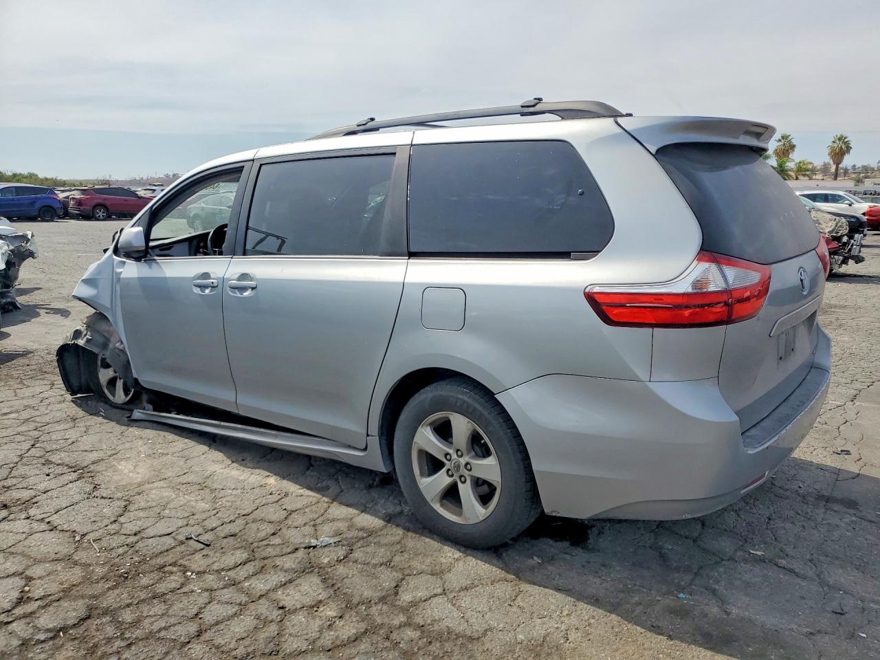 2015 TOYOTA SIENNA LE — снимка 2