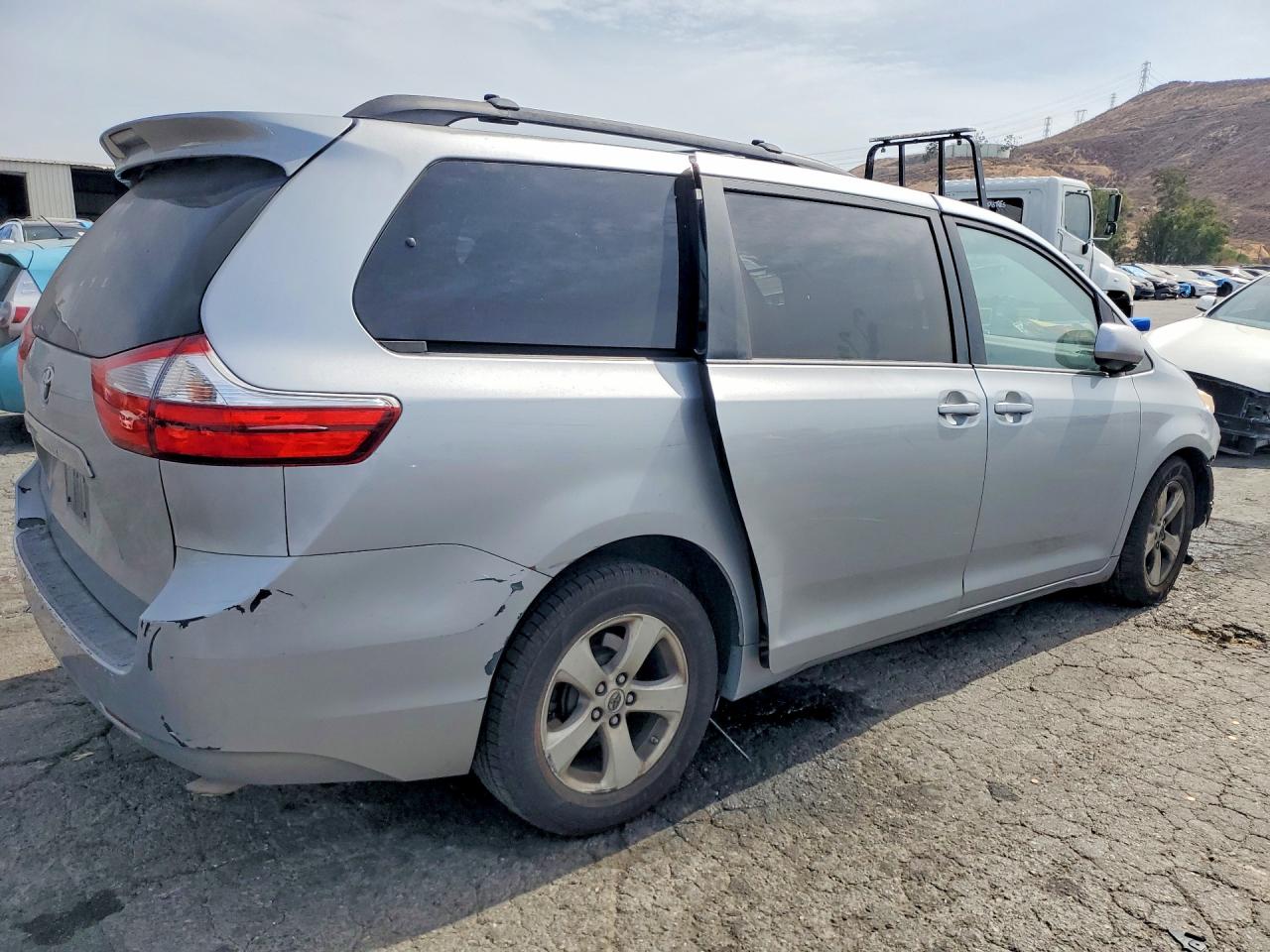 2015 TOYOTA SIENNA LE — снимка 3