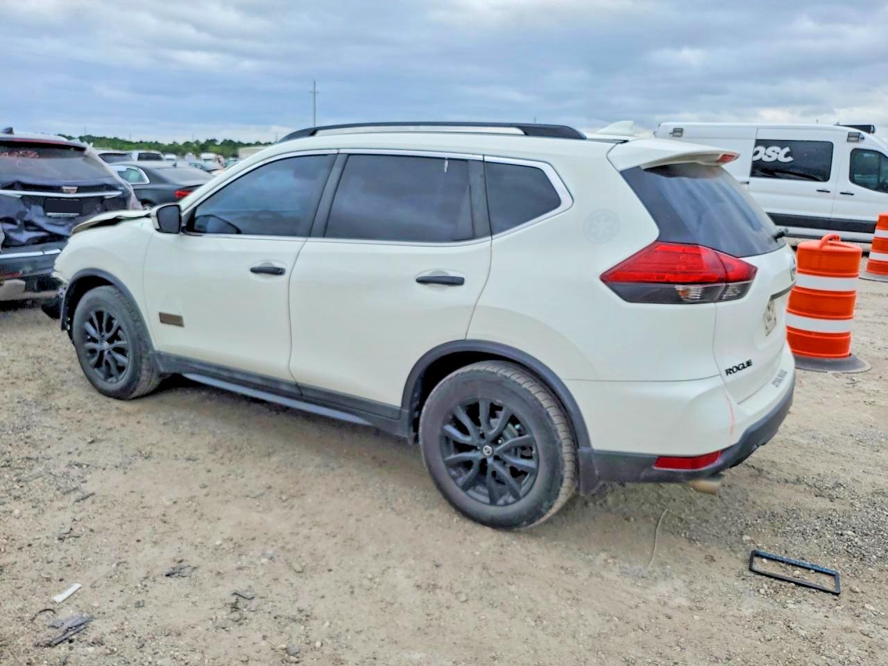 2017 NISSAN ROGUE SV — снимка 2
