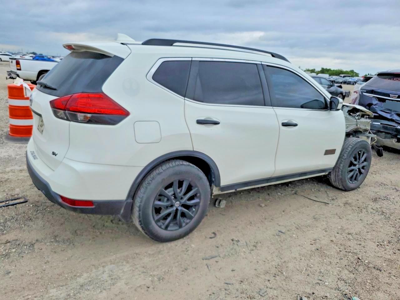 2017 NISSAN ROGUE SV — снимка 4