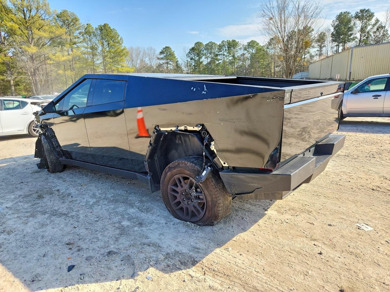2025 TESLA CYBERTRUCK — снимка 2