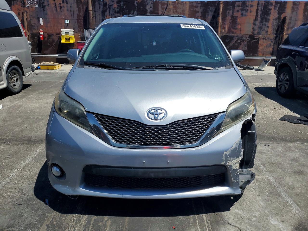 2017 TOYOTA SIENNA SE — снимка 5