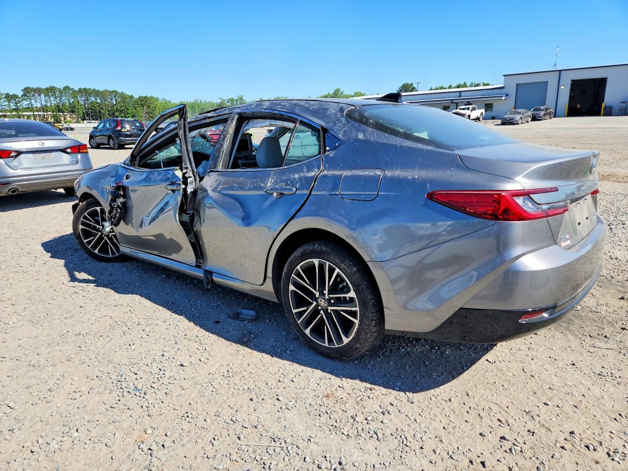 2025 TOYOTA CAMRY XLE — снимка 2