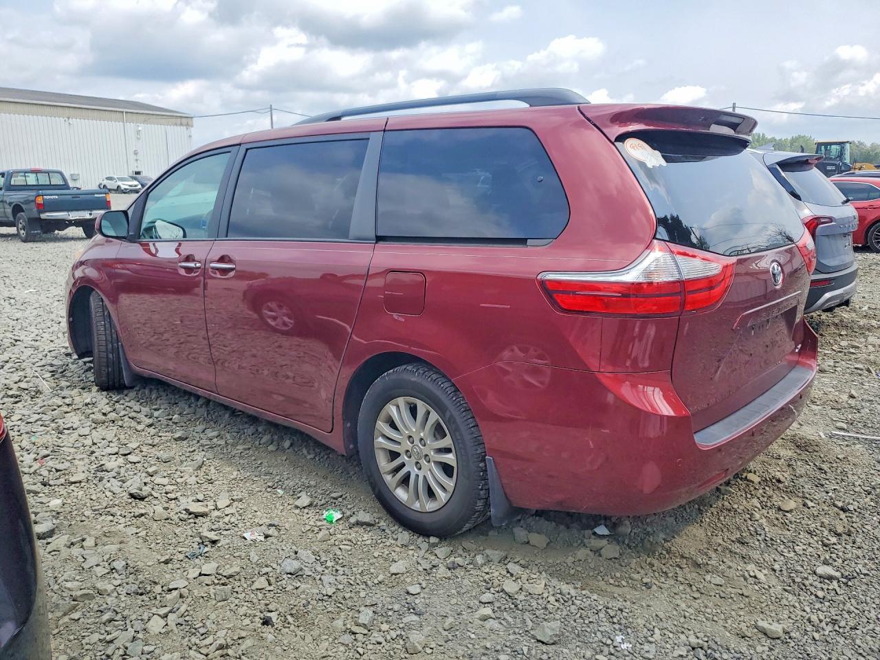 2017 TOYOTA SIENNA XLE 8-PASSENGER — снимка 2