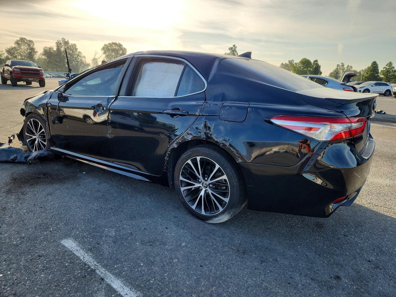 2019 TOYOTA CAMRY SE — снимка 2