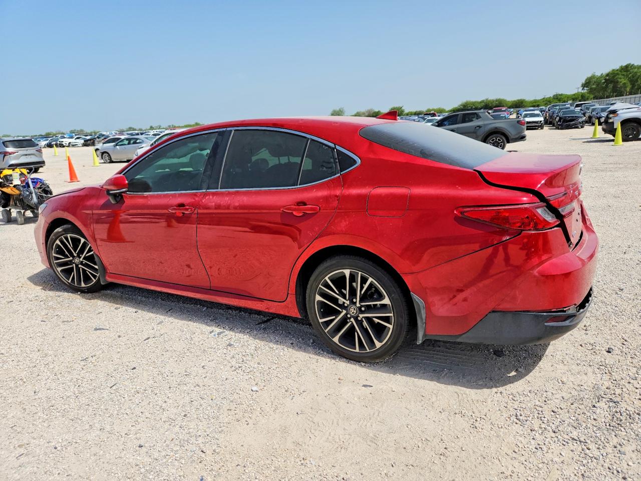 2026 TOYOTA CAMRY XLE — снимка 2