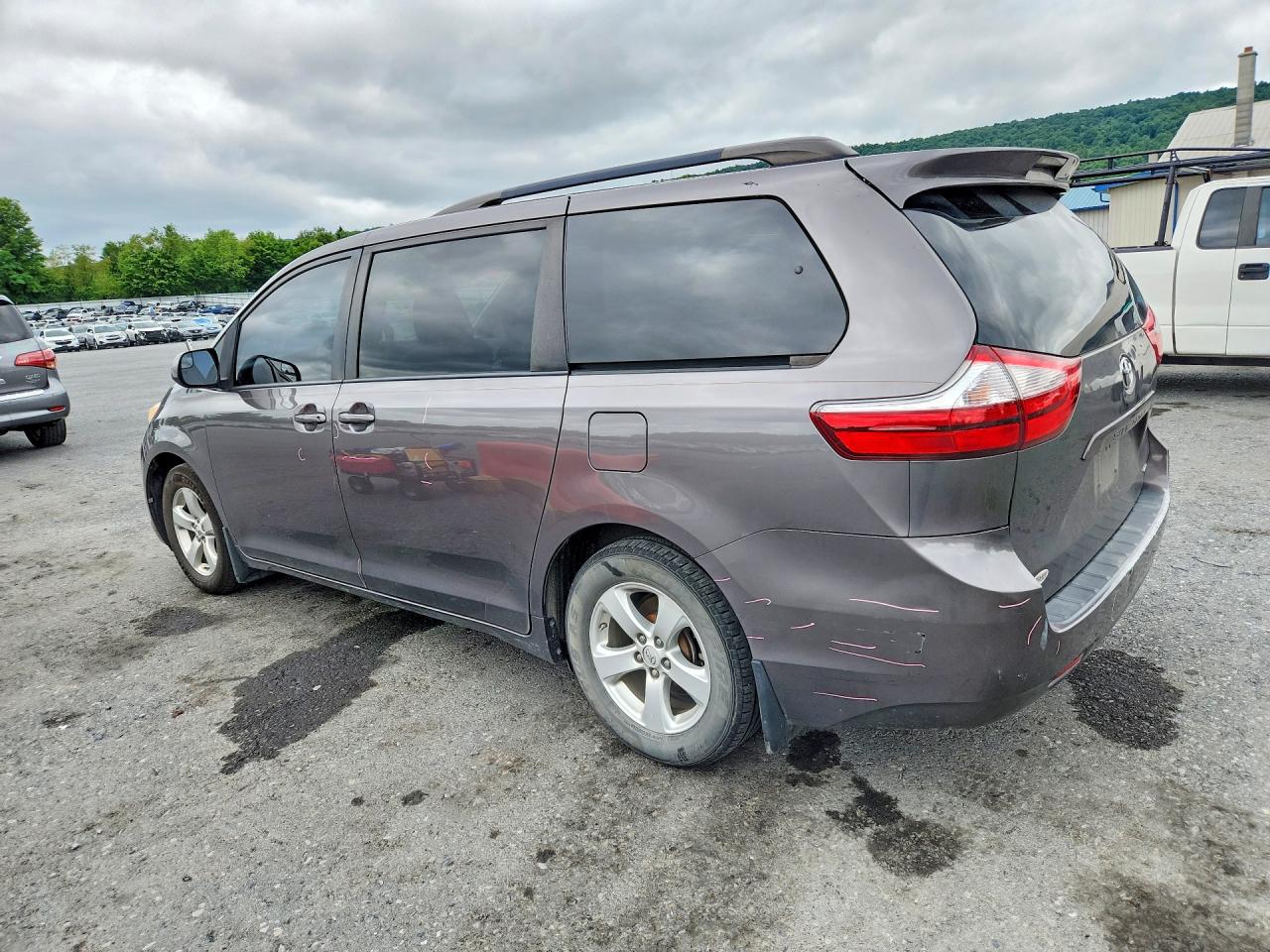 2017 TOYOTA SIENNA LE — снимка 2